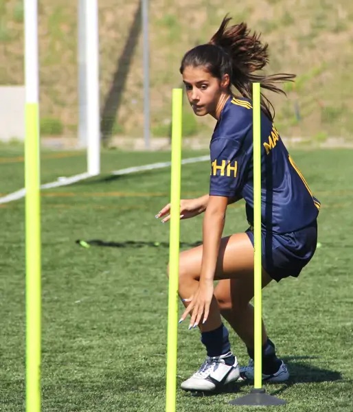 Jugadora en circuito técnico de conducción entre picas